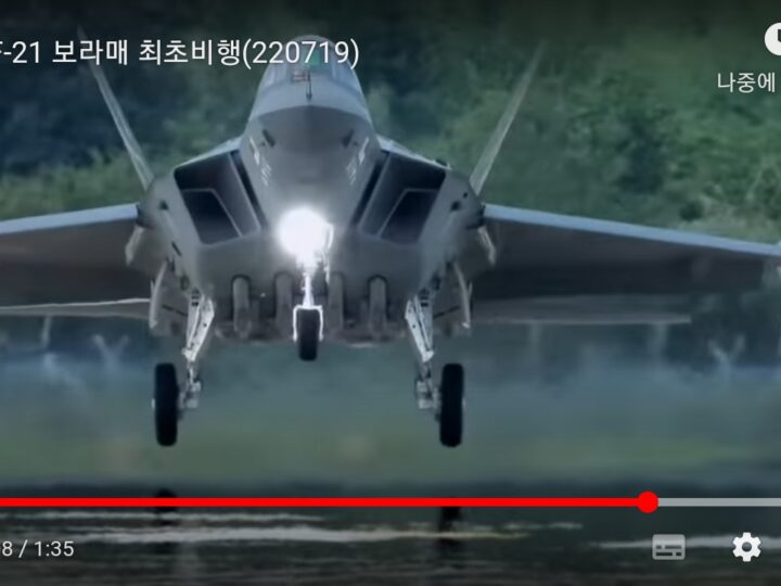 동환 청장은 ’22년 7월 19일 한국형전투기(KF-21, 보라매)의 최초비행을 성공타전.